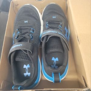 Brand new youth under armour shoes size 2.5